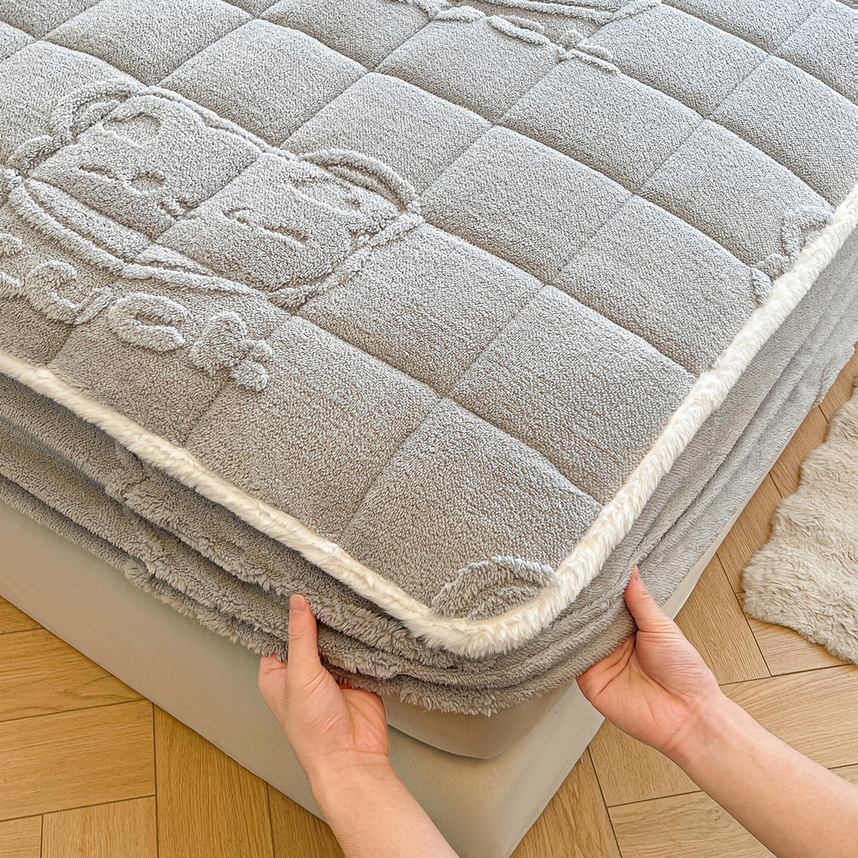 91家纺网 家纺一手货源 找家纺 予梦家纺 2025新款塔芙绒加厚夹棉床笠床垫保护套 萌萌熊 星灰