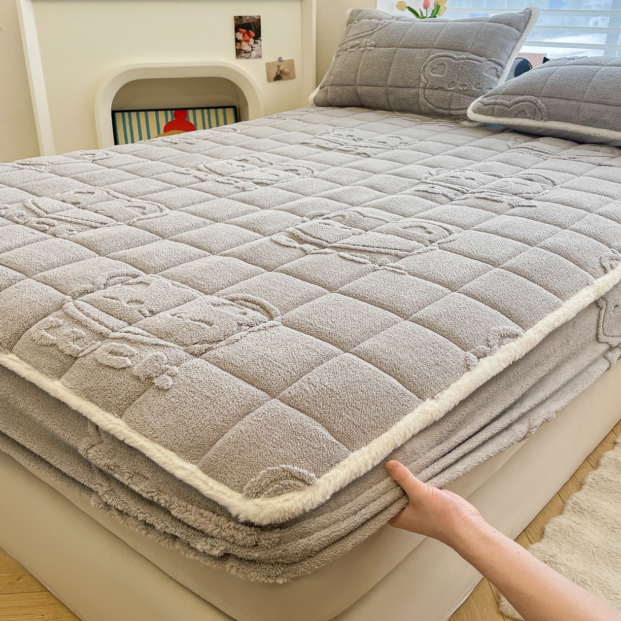 91家纺网 家纺一手货源 找家纺 予梦家纺 2025新款塔芙绒加厚夹棉床笠床垫保护套 萌萌熊 星灰