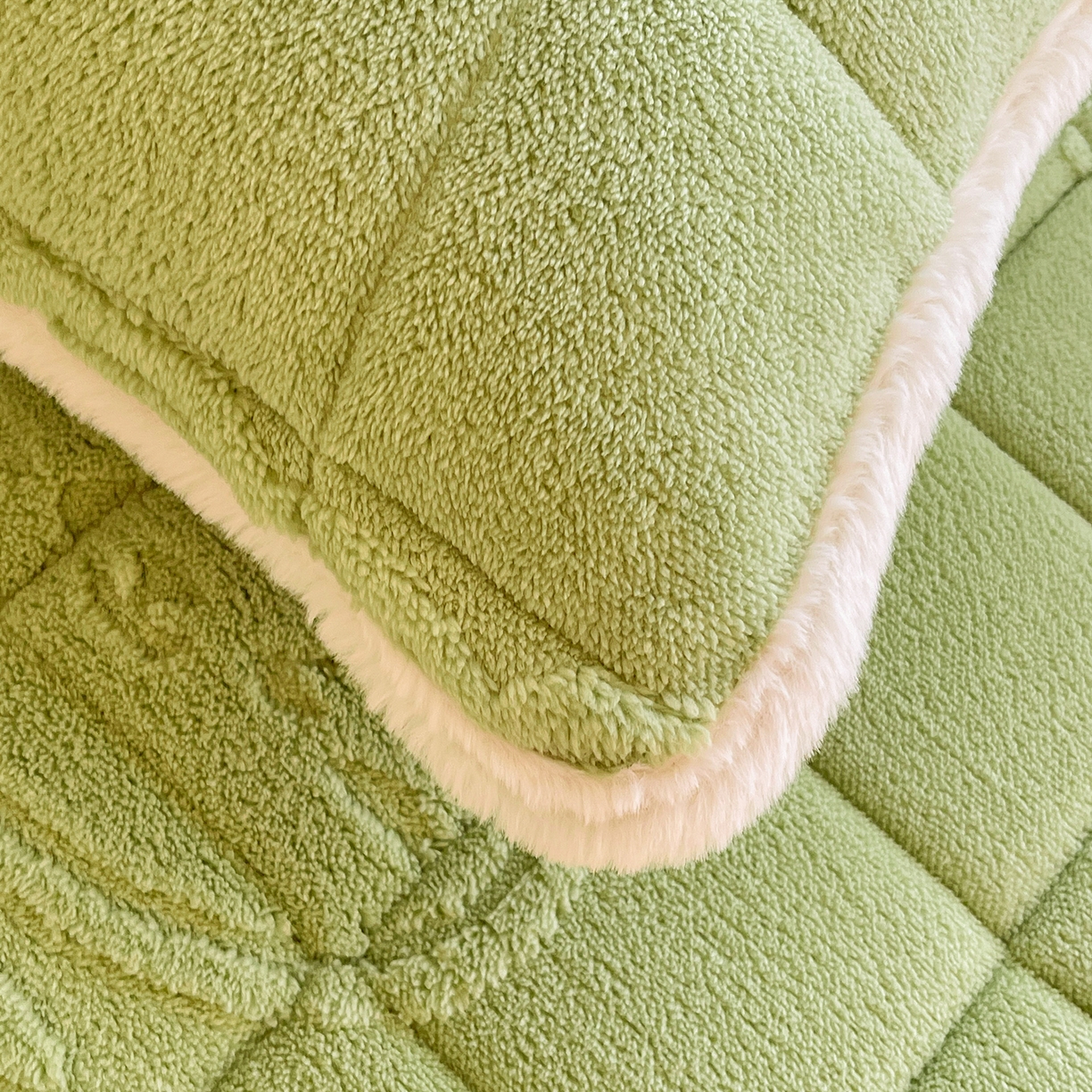 91家纺网 家纺一手货源 找家纺 予梦家纺 2025新款塔芙绒加厚夹棉床笠床垫保护套 萌萌熊 果绿