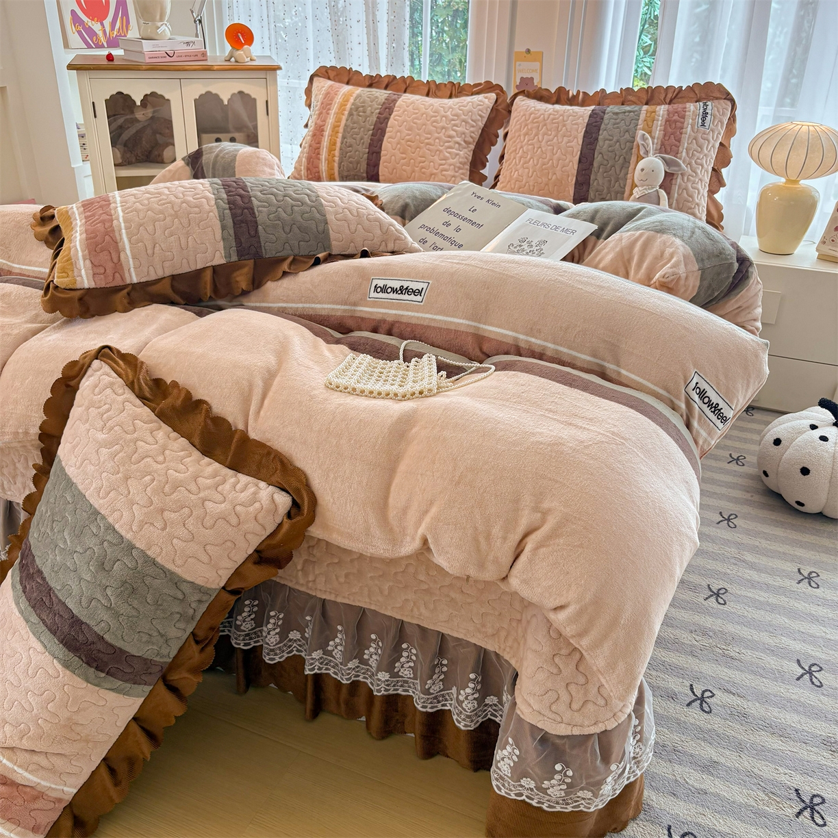 91家纺网 家纺一手货源 找家纺 艺慕家纺 2025新款时尚印花牛奶绒床盖四件套 简约条纹