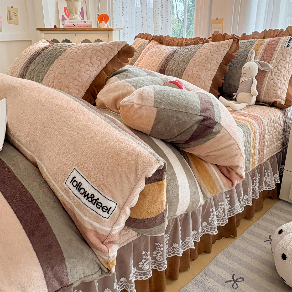 91家纺网 家纺一手货源 找家纺 艺慕家纺 2025新款时尚印花牛奶绒床盖四件套 简约条纹