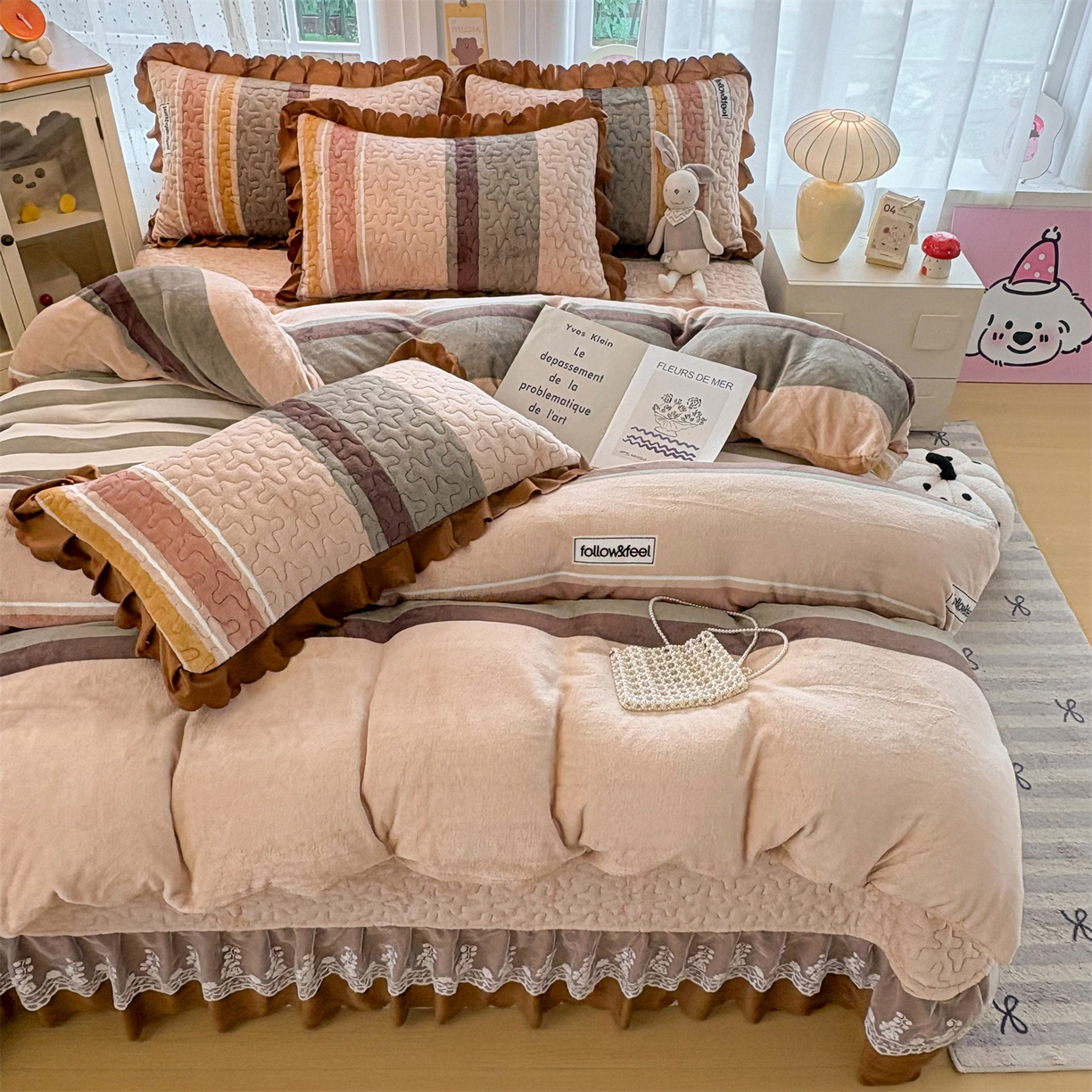 91家纺网 家纺一手货源 找家纺 艺慕家纺 2025新款时尚印花牛奶绒床盖四件套 简约条纹