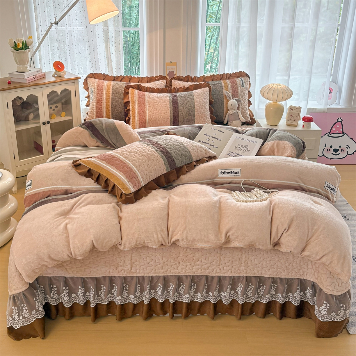 91家纺网 家纺一手货源 找家纺 艺慕家纺 2025新款时尚印花牛奶绒床盖四件套 简约条纹