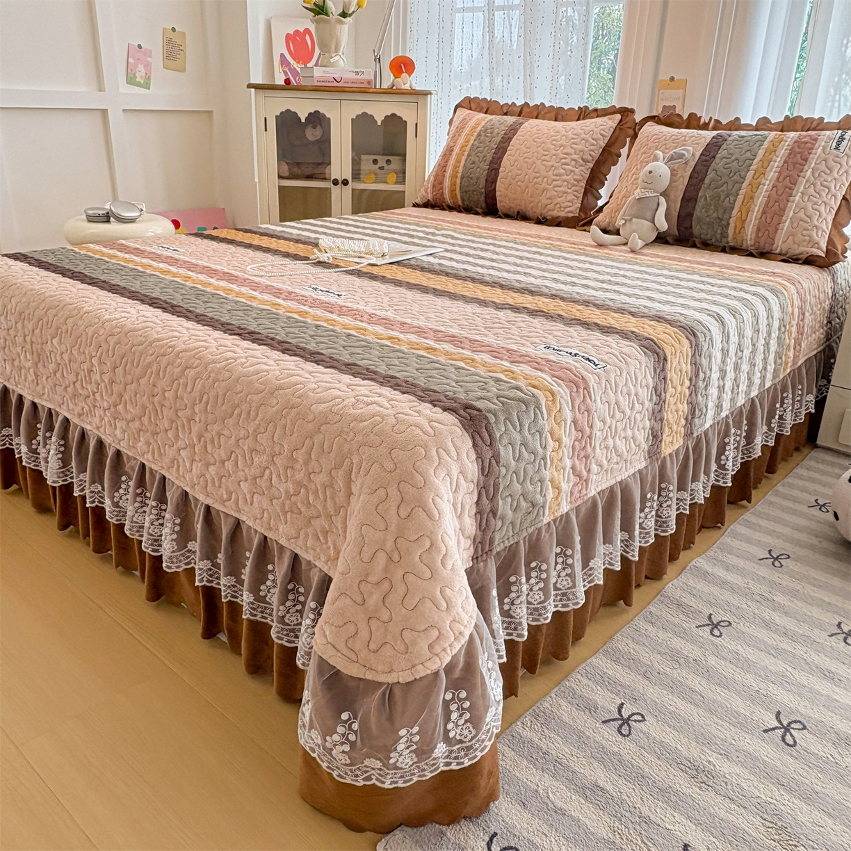 91家纺网 家纺一手货源 找家纺 艺慕家纺 2025新款时尚印花牛奶绒床盖四件套 简约条纹