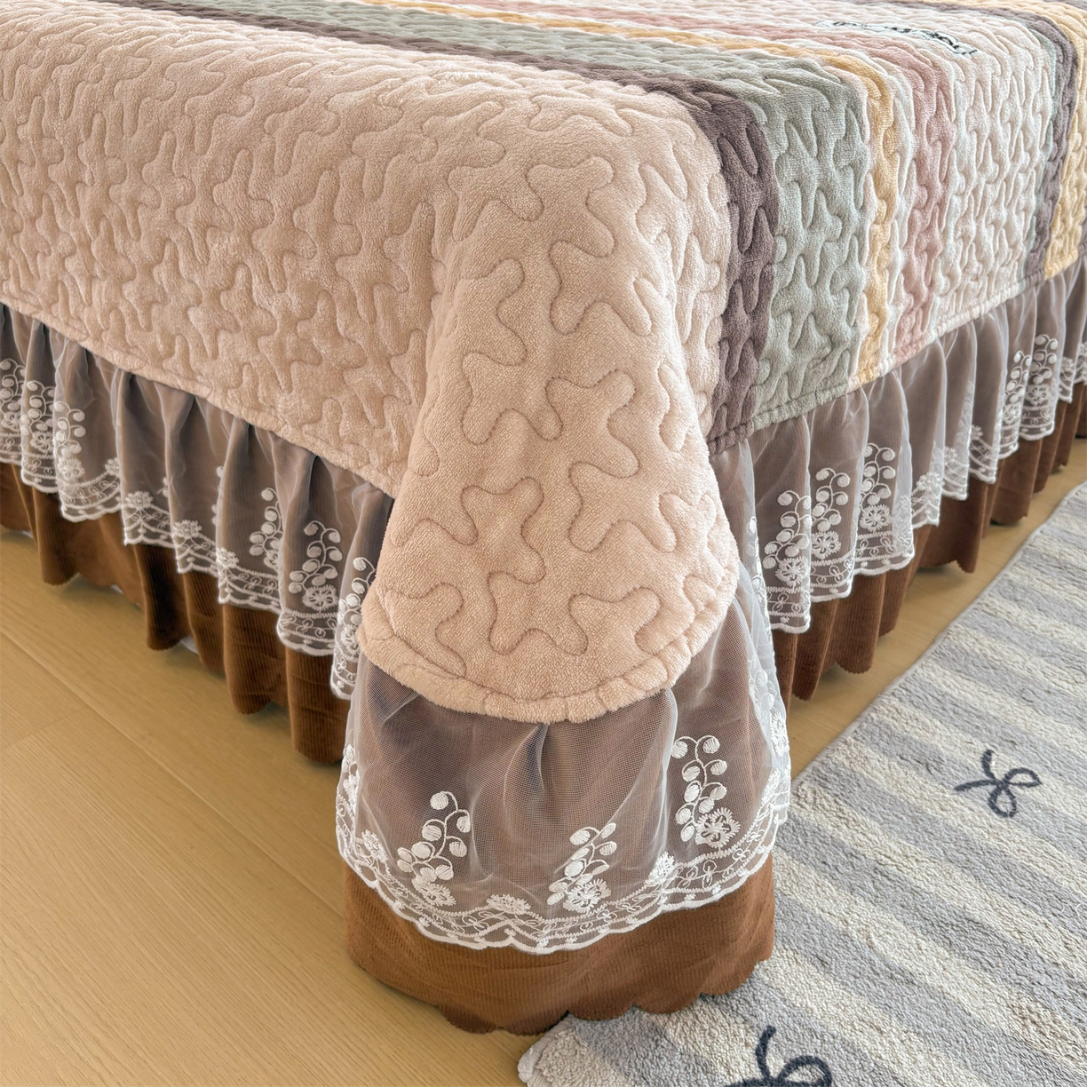 91家纺网 家纺一手货源 找家纺 艺慕家纺 2025新款时尚印花牛奶绒床盖四件套 简约条纹