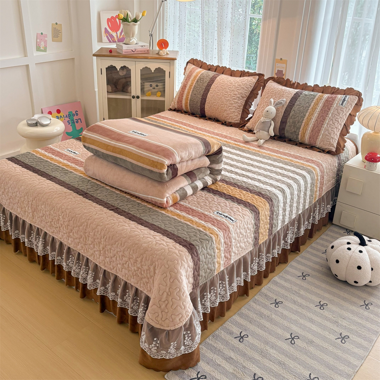 91家纺网 家纺一手货源 找家纺 艺慕家纺 2025新款时尚印花牛奶绒床盖四件套 简约条纹