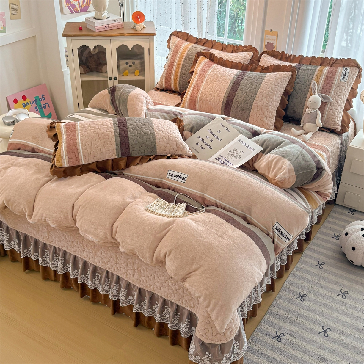 91家纺网 家纺一手货源 找家纺 艺慕家纺 2025新款时尚印花牛奶绒床盖四件套 简约条纹