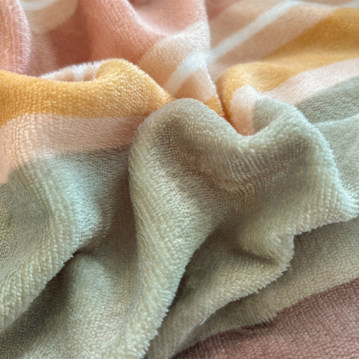 91家纺网 家纺一手货源 找家纺 艺慕家纺 2025新款时尚印花牛奶绒床盖四件套 简约条纹