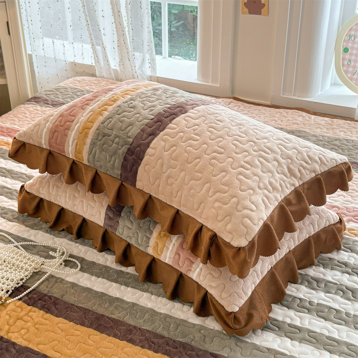 91家纺网 家纺一手货源 找家纺 艺慕家纺 2025新款时尚印花牛奶绒床盖四件套 简约条纹