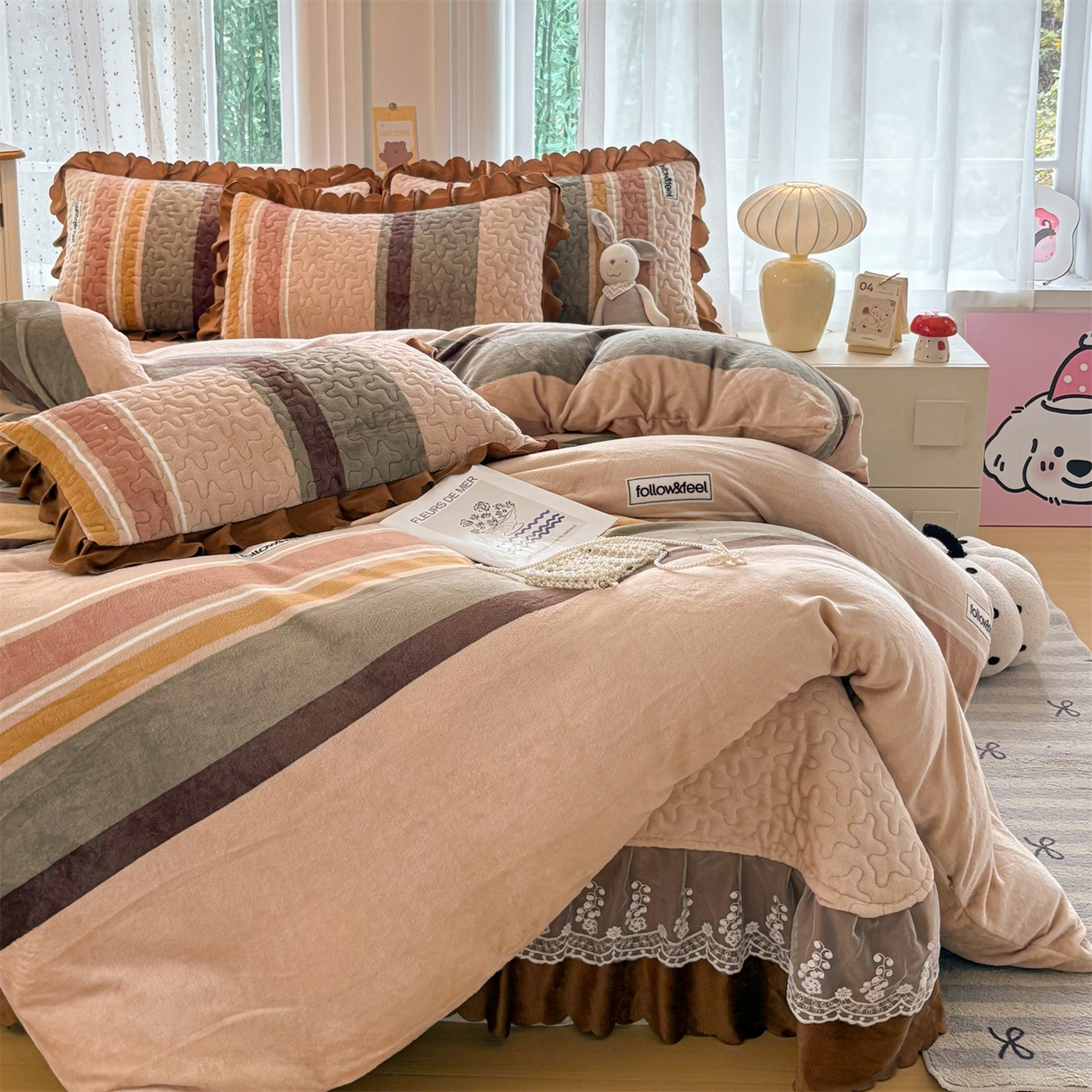91家纺网 家纺一手货源 找家纺 艺慕家纺 2025新款时尚印花牛奶绒床盖四件套 简约条纹