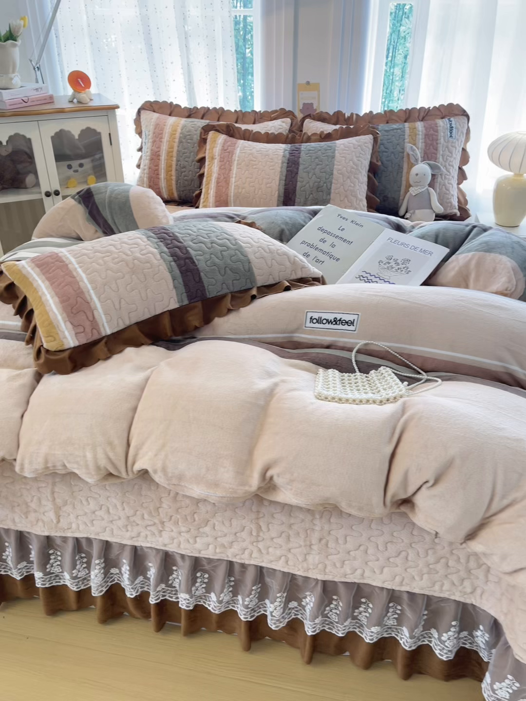 91家纺网 家纺一手货源 找家纺 艺慕家纺 2025新款时尚印花牛奶绒床盖四件套 简约条纹