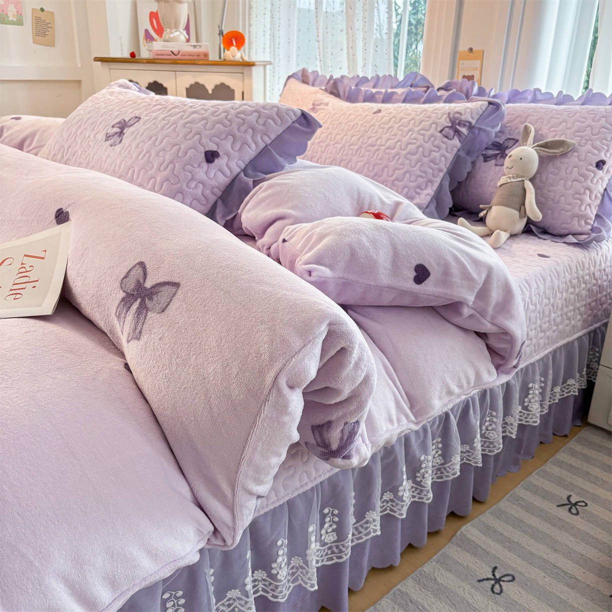 91家纺网 家纺一手货源 找家纺 艺慕家纺 2025新款时尚印花牛奶绒床盖四件套 罗曼爱人