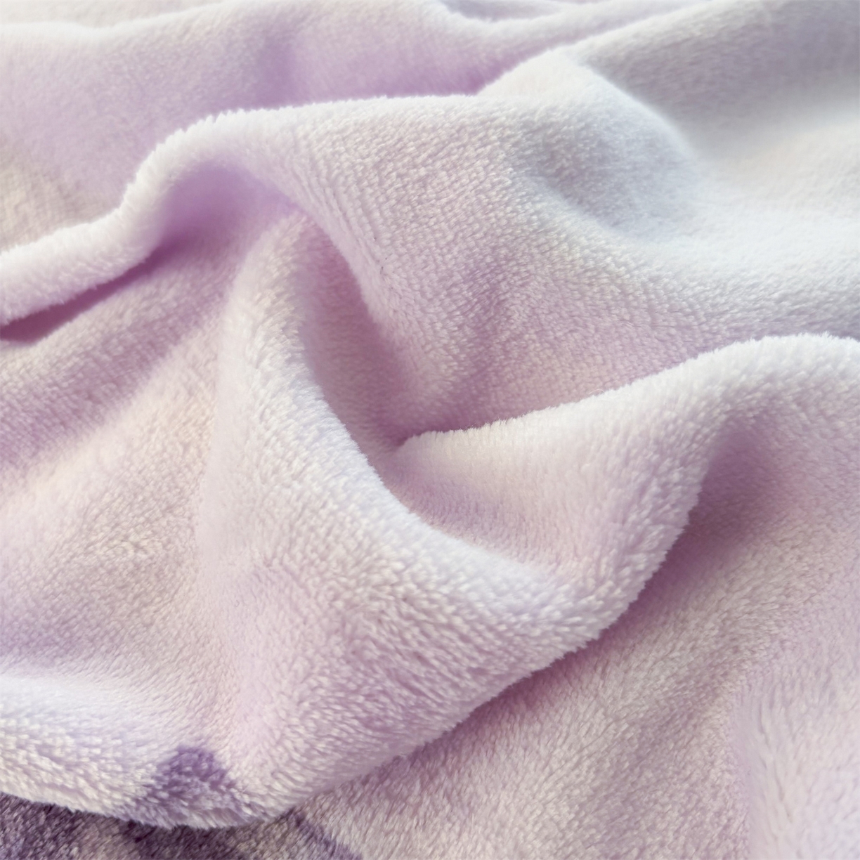 91家纺网 家纺一手货源 找家纺 艺慕家纺 2025新款时尚印花牛奶绒床盖四件套 罗曼爱人