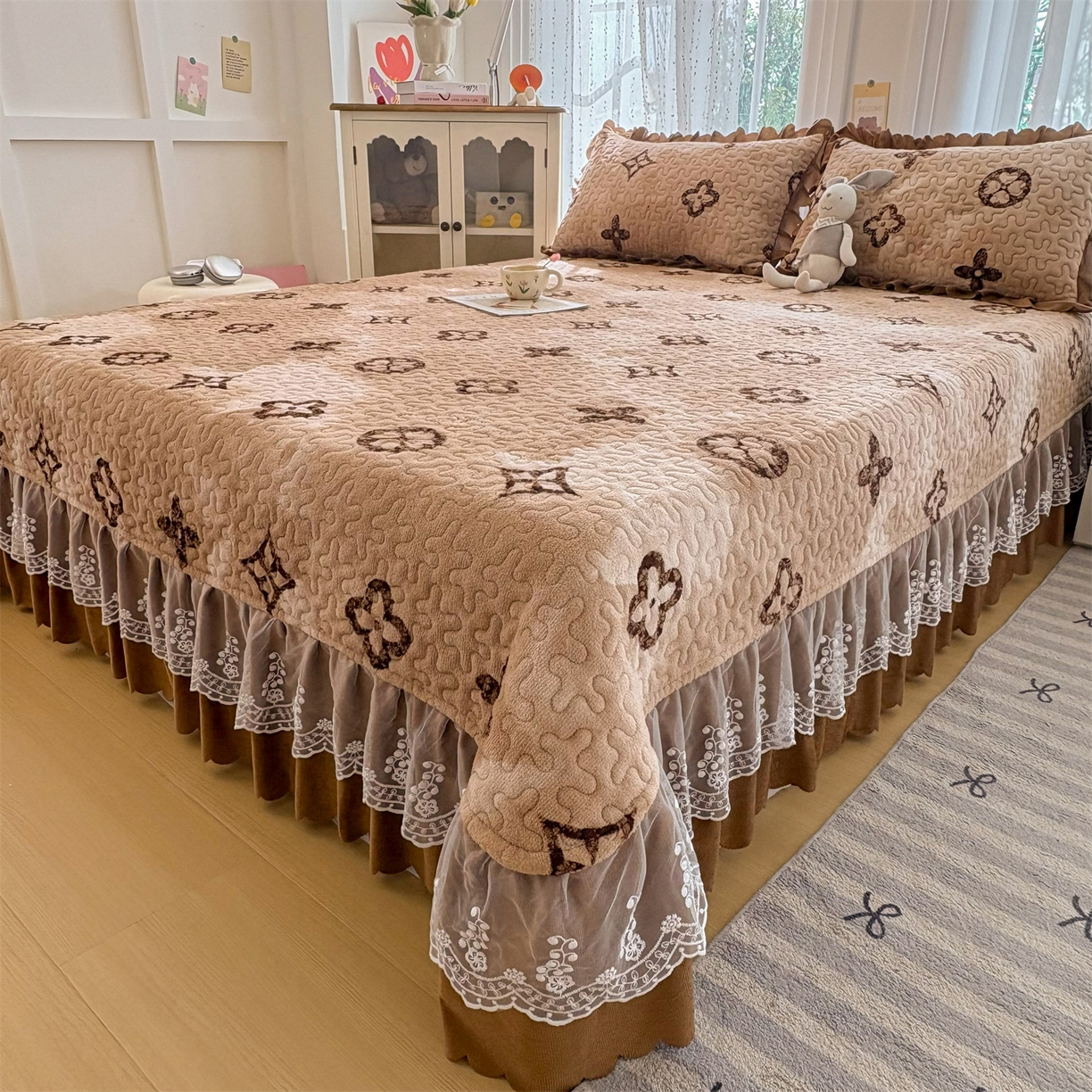 91家纺网 家纺一手货源 找家纺 艺慕家纺 2025新款时尚印花牛奶绒床盖四件套 墨本