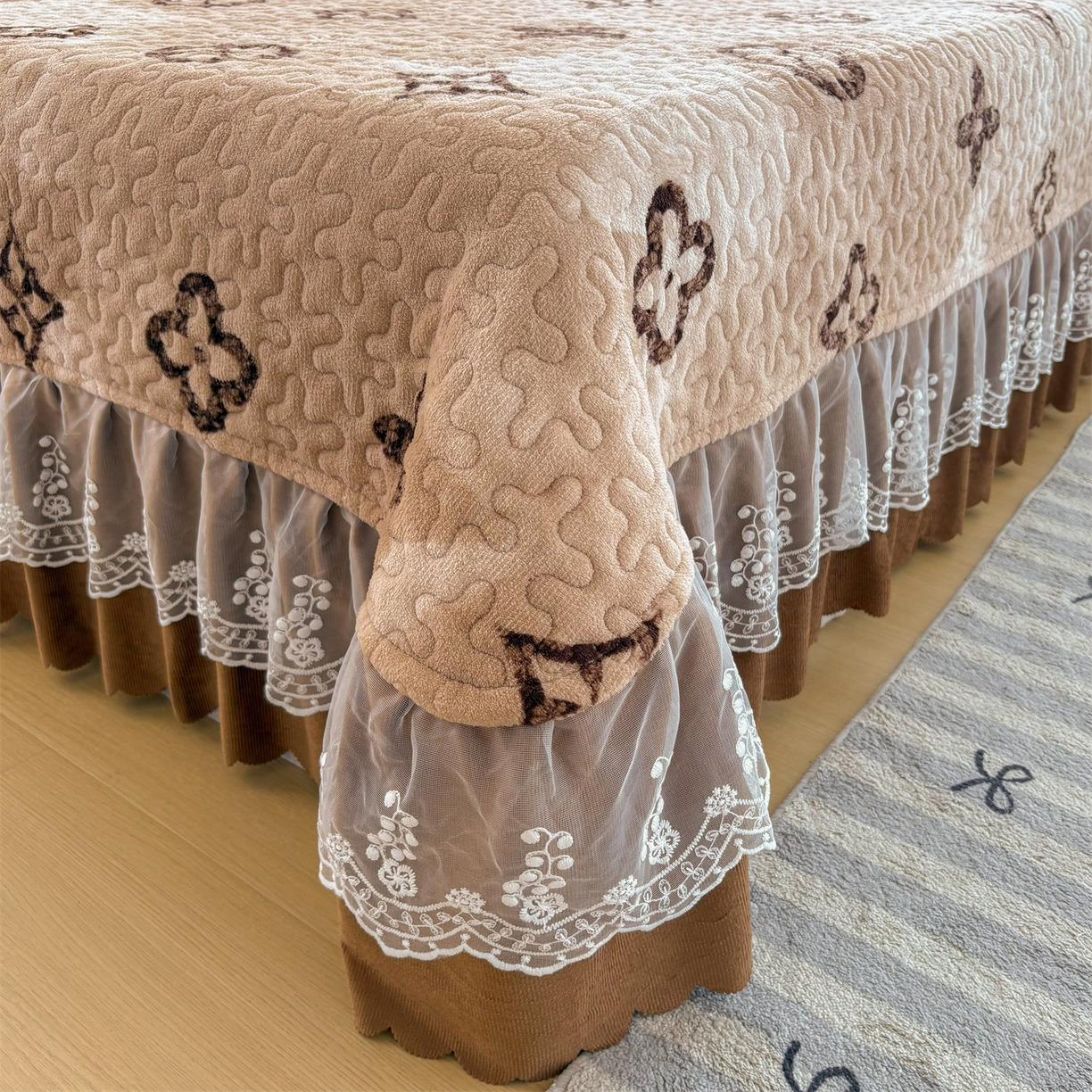 91家纺网 家纺一手货源 找家纺 艺慕家纺 2025新款时尚印花牛奶绒床盖四件套 墨本