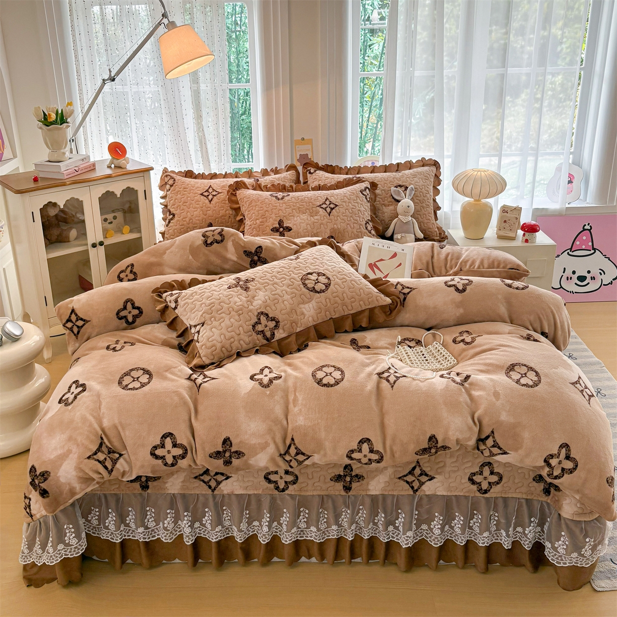 91家纺网 家纺一手货源 找家纺 艺慕家纺 2025新款时尚印花牛奶绒床盖四件套 墨本