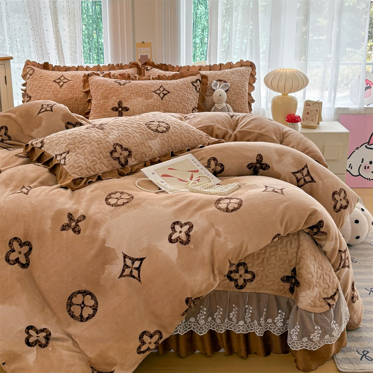 91家纺网 家纺一手货源 找家纺 艺慕家纺 2025新款时尚印花牛奶绒床盖四件套 墨本