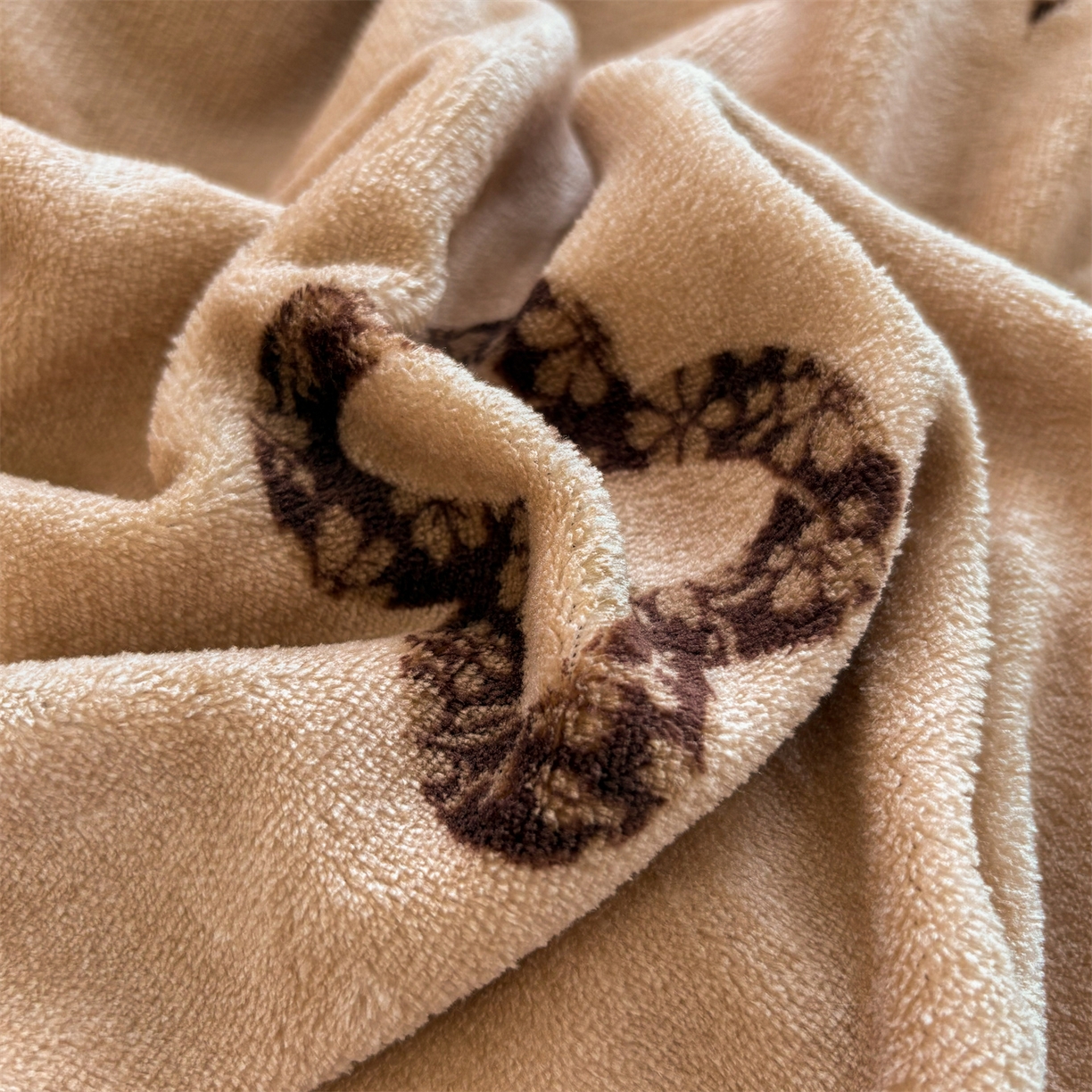 91家纺网 家纺一手货源 找家纺 艺慕家纺 2025新款时尚印花牛奶绒床盖四件套 墨本