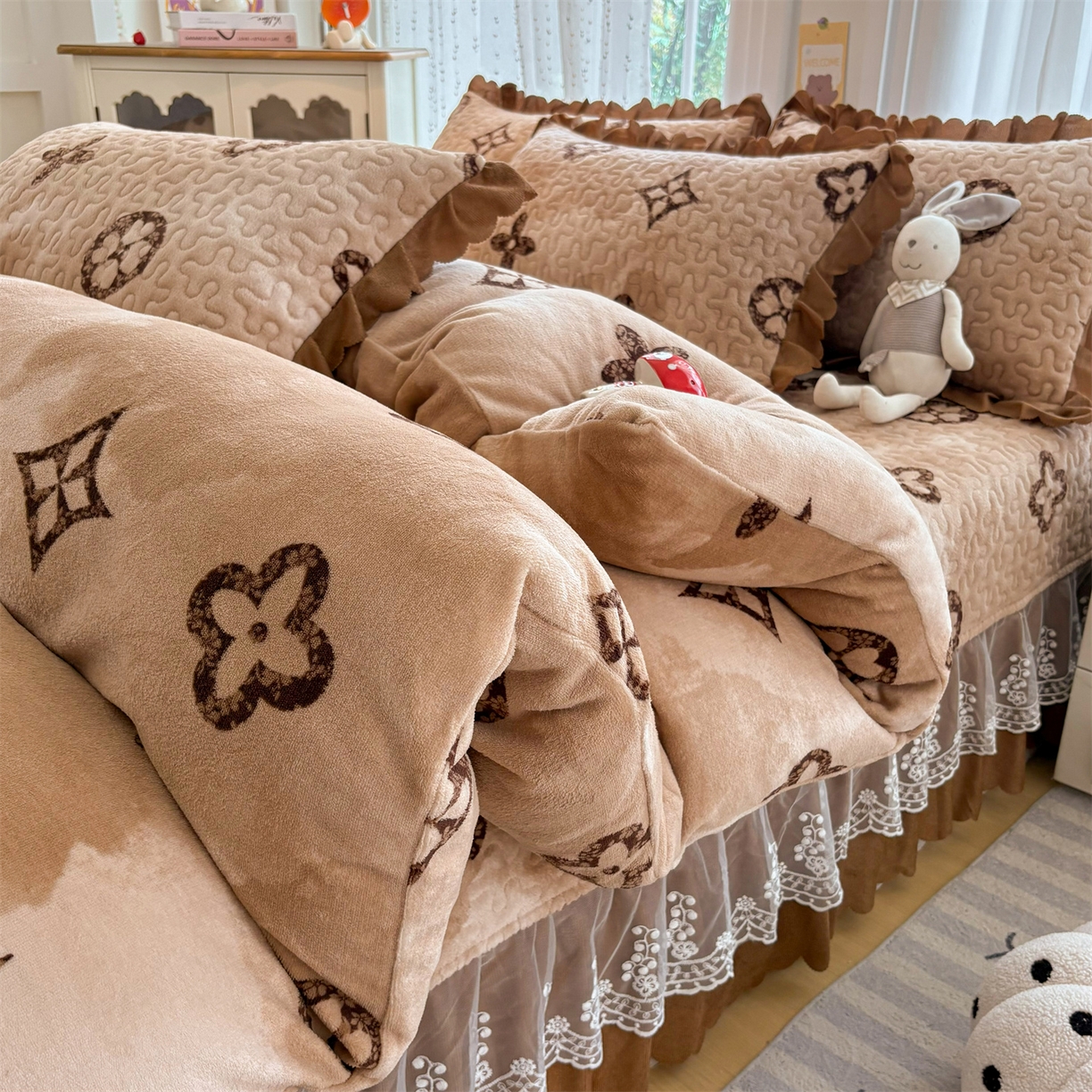 91家纺网 家纺一手货源 找家纺 艺慕家纺 2025新款时尚印花牛奶绒床盖四件套 墨本