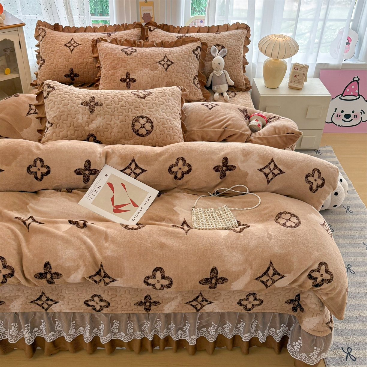 91家纺网 家纺一手货源 找家纺 艺慕家纺 2025新款时尚印花牛奶绒床盖四件套 墨本