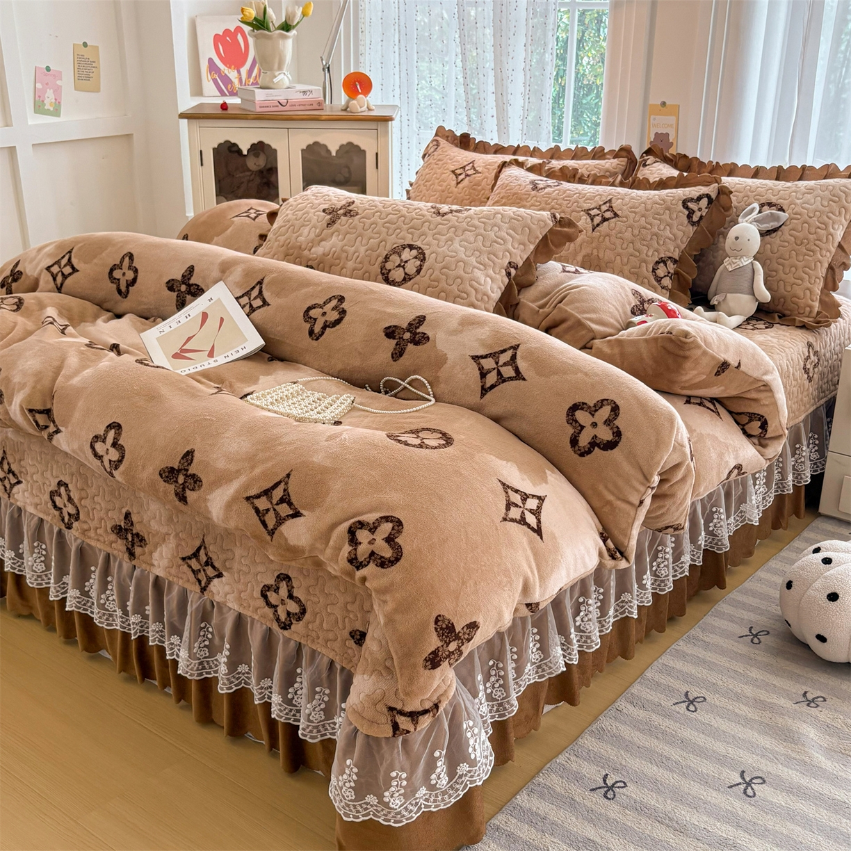 91家纺网 家纺一手货源 找家纺 艺慕家纺 2025新款时尚印花牛奶绒床盖四件套 墨本