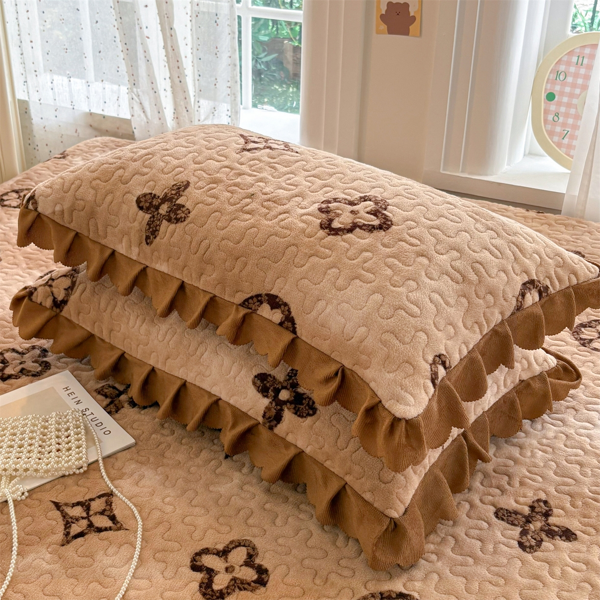 91家纺网 家纺一手货源 找家纺 艺慕家纺 2025新款时尚印花牛奶绒床盖四件套 墨本