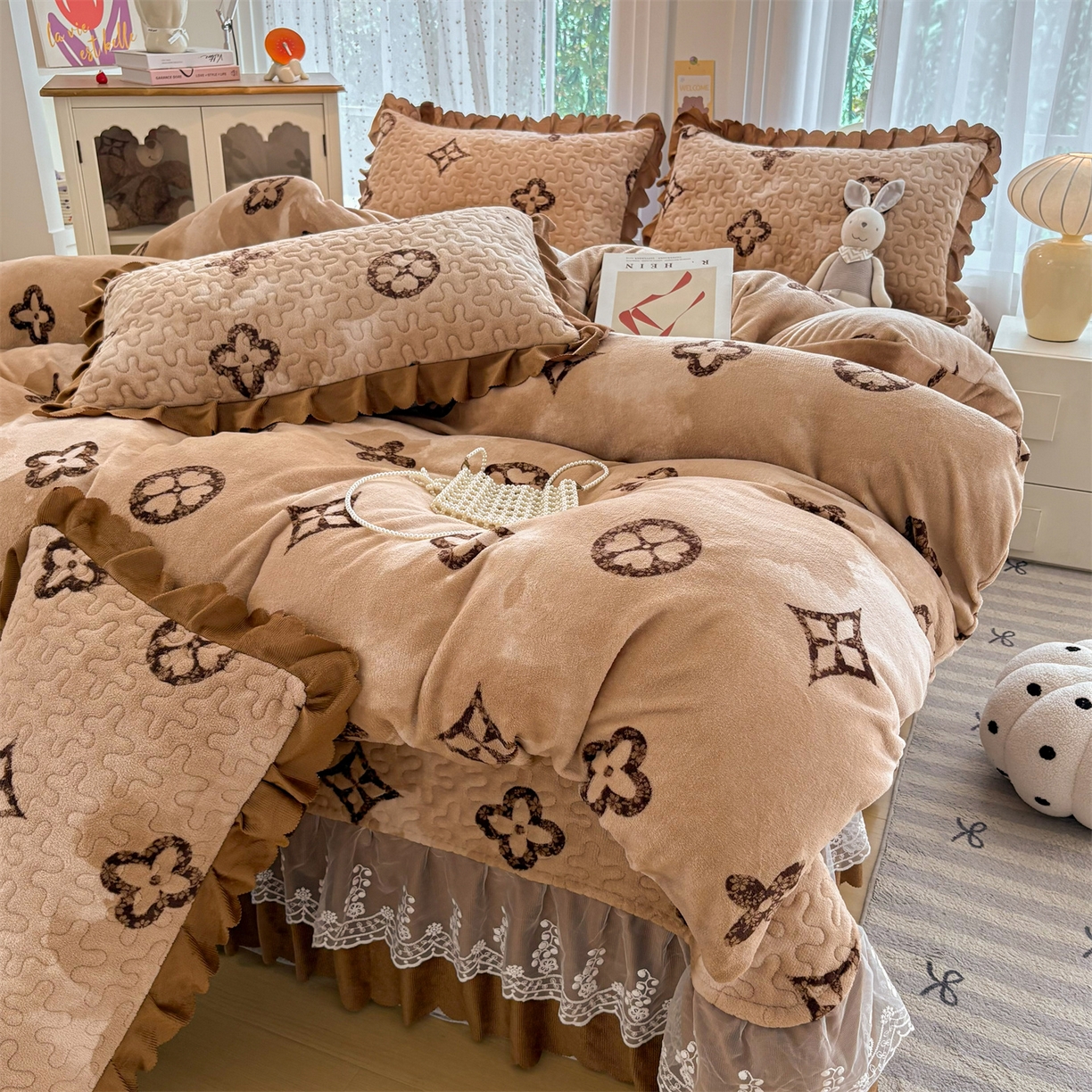 91家纺网 家纺一手货源 找家纺 艺慕家纺 2025新款时尚印花牛奶绒床盖四件套 墨本