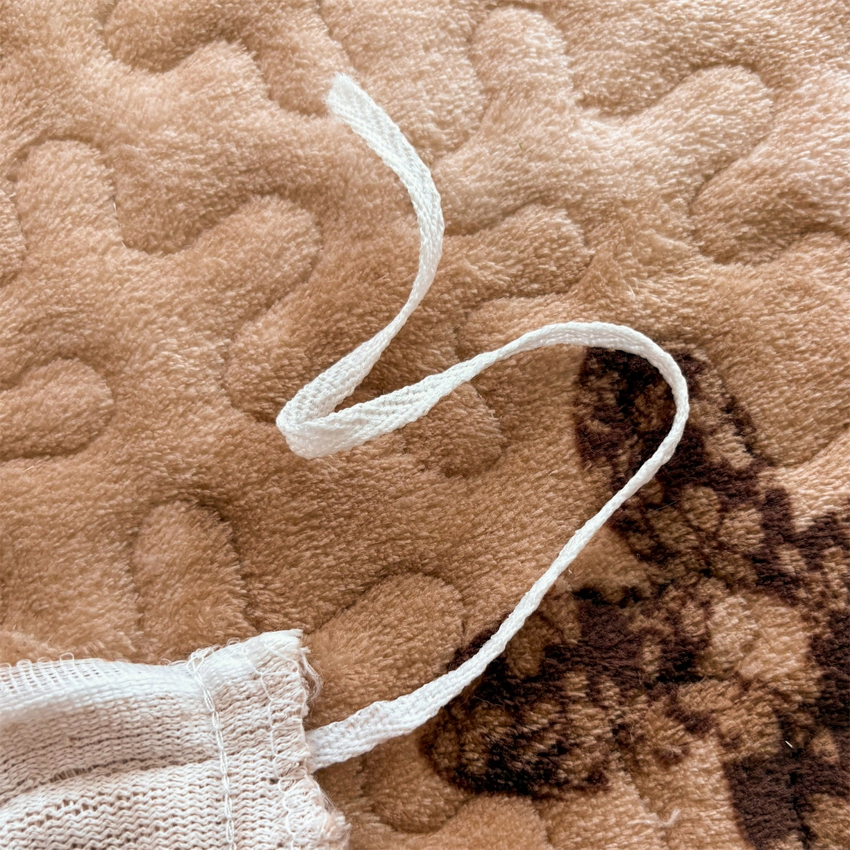 91家纺网 家纺一手货源 找家纺 艺慕家纺 2025新款时尚印花牛奶绒床盖四件套 墨本