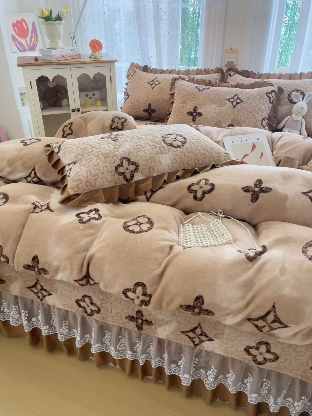 91家纺网 家纺一手货源 找家纺 艺慕家纺 2025新款时尚印花牛奶绒床盖四件套 墨本