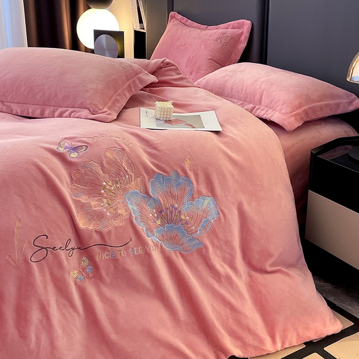 91家纺网 家纺一手货源 找家纺 （总）美芝莱床垫 2025新款亲肤舒适牛奶绒刺绣绣花四件套-时光花园