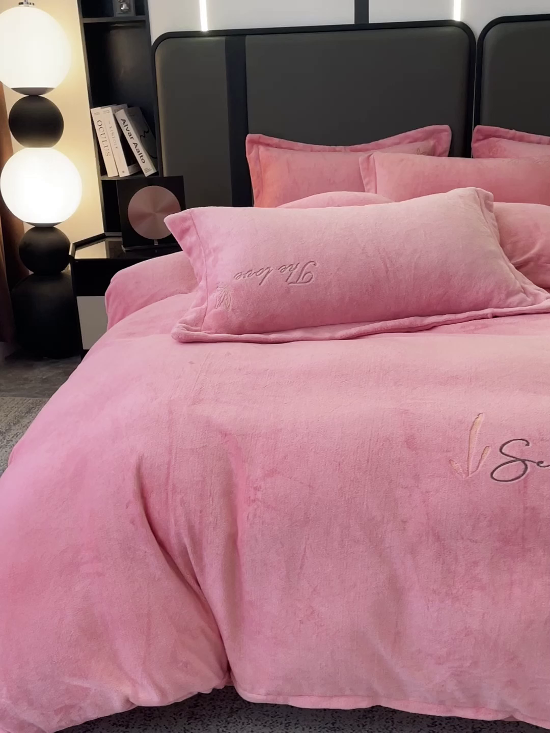 91家纺网 家纺一手货源 找家纺 （总）美芝莱床垫 2025新款亲肤舒适牛奶绒刺绣绣花四件套-时光花园