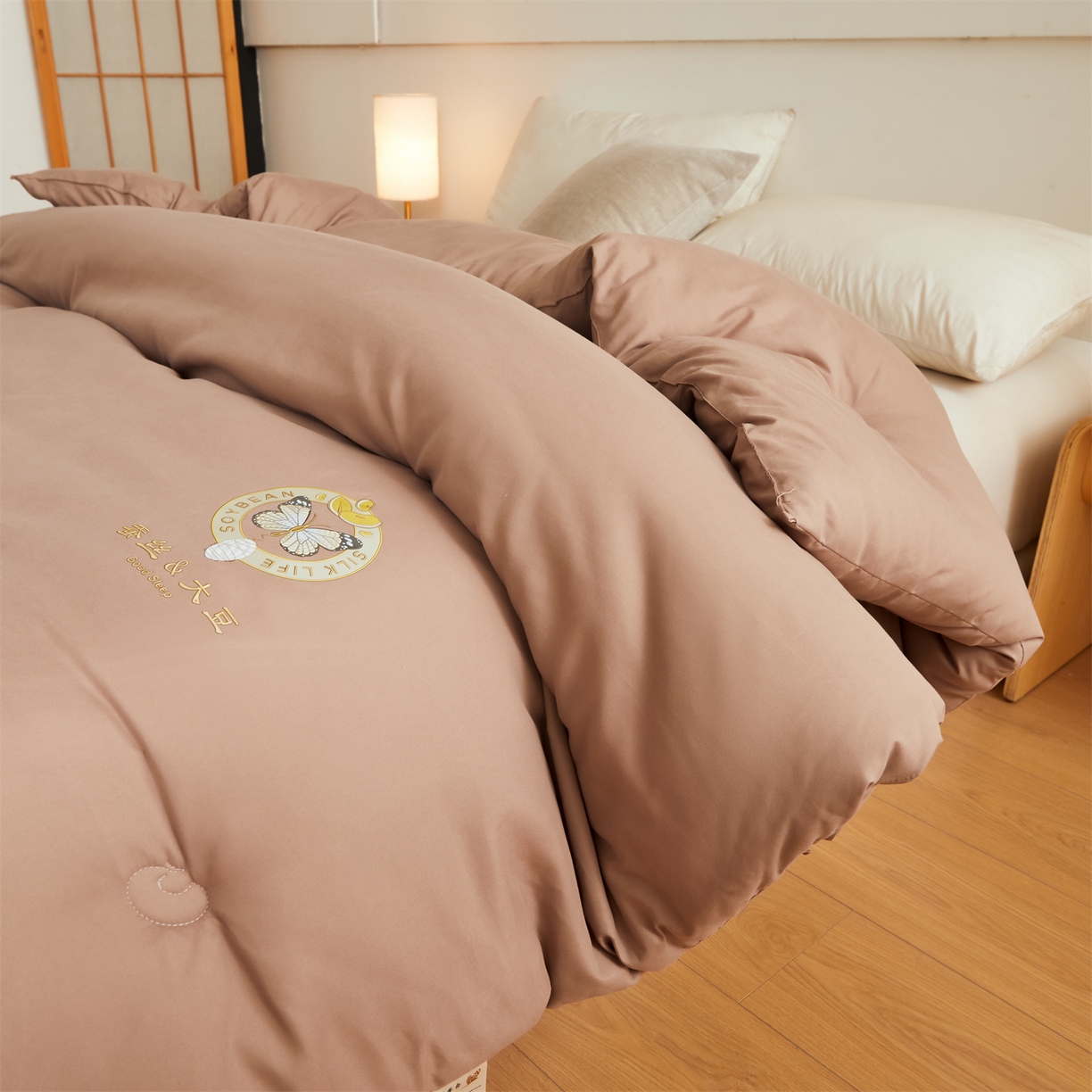 91家纺网 家纺一手货源 找家纺 上学郎家居 2025新款水洗棉大豆被子被芯-蝶舞 蝶舞大豆-焦糖咖