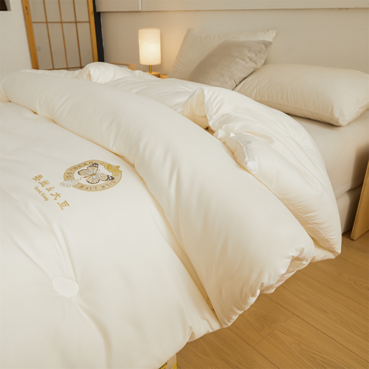 91家纺网 家纺一手货源 找家纺 上学郎家居 2025新款水洗棉大豆被子被芯-蝶舞 蝶舞大豆-云朵白