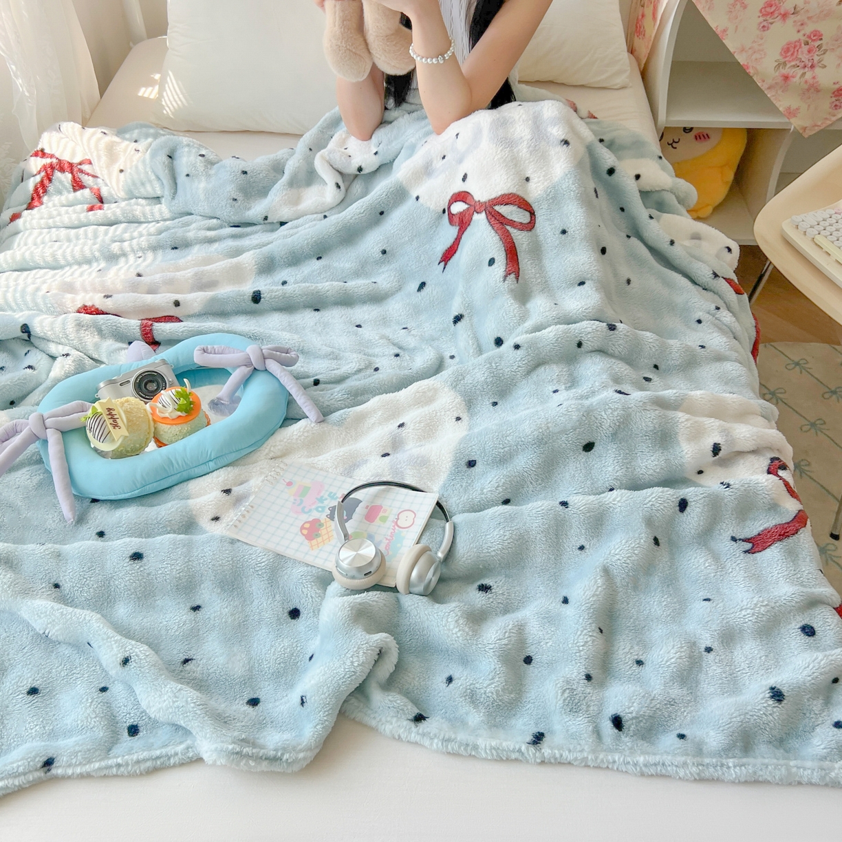 91家纺网 家纺一手货源 找家纺 韩巢家纺 2025新款高克重泡泡绒毛毯多功能牛奶绒毯子支持跨境电商 蓝底爱心结