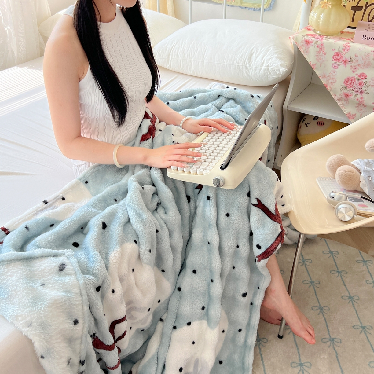 91家纺网 家纺一手货源 找家纺 韩巢家纺 2025新款高克重泡泡绒毛毯多功能牛奶绒毯子支持跨境电商 蓝底爱心结