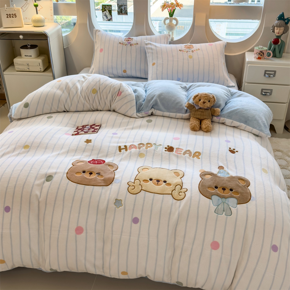 91家纺网 家纺一手货源 找家纺 曲之慕 2025新款卡通消光牛奶绒贴布四件套 熊熊乐园