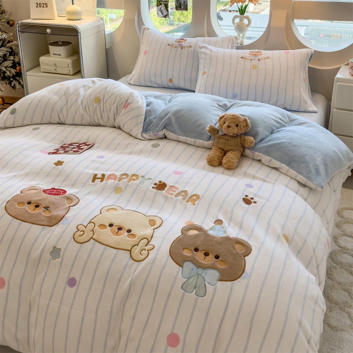 91家纺网 家纺一手货源 找家纺 曲之慕 2025新款卡通消光牛奶绒贴布四件套 熊熊乐园