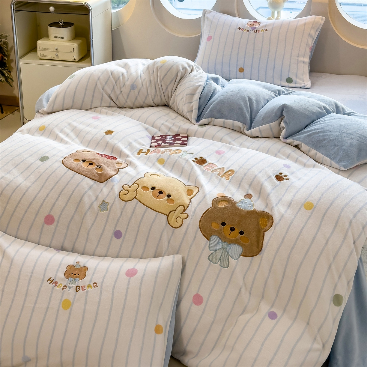 91家纺网 家纺一手货源 找家纺 曲之慕 2025新款卡通消光牛奶绒贴布四件套 熊熊乐园