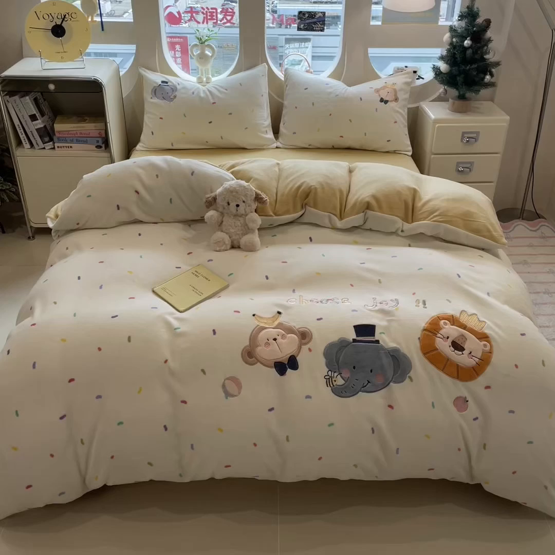 91家纺网 家纺一手货源 找家纺 曲之慕 2025新款卡通消光牛奶绒贴布四件套 有趣动物园