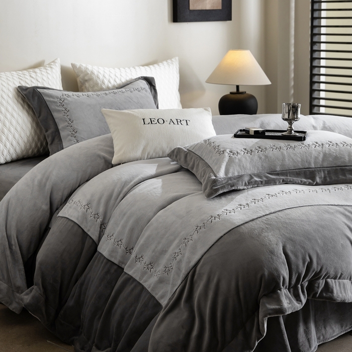 91家纺网 家纺一手货源 找家纺 （总）涞澳家纺 2025秋冬新款亲肤舒适牛奶绒绣花四件套-叶语轻澜