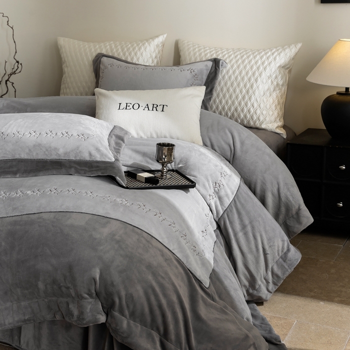 91家纺网 家纺一手货源 找家纺 （总）涞澳家纺 2025秋冬新款亲肤舒适牛奶绒绣花四件套-叶语轻澜