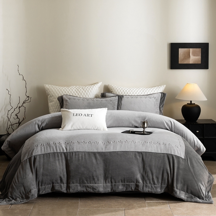 91家纺网 家纺一手货源 找家纺 涞澳家纺 2025秋冬新款亲肤舒适牛奶绒绣花四件套-叶语轻澜 叶语轻澜-灰