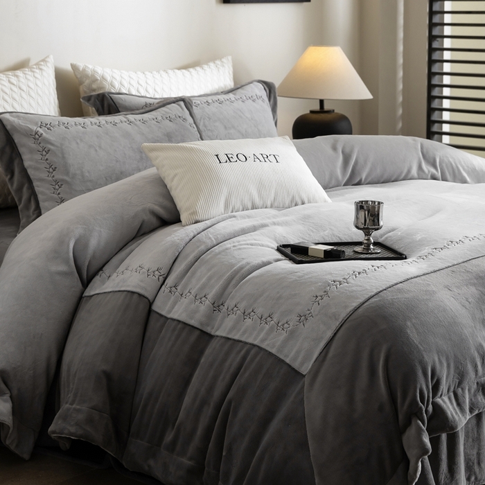 91家纺网 家纺一手货源 找家纺 （总）涞澳家纺 2025秋冬新款亲肤舒适牛奶绒绣花四件套-叶语轻澜