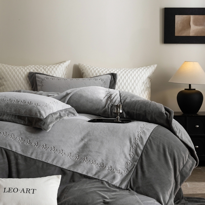 91家纺网 家纺一手货源 找家纺 涞澳家纺 2025秋冬新款亲肤舒适牛奶绒绣花四件套-叶语轻澜 叶语轻澜-灰