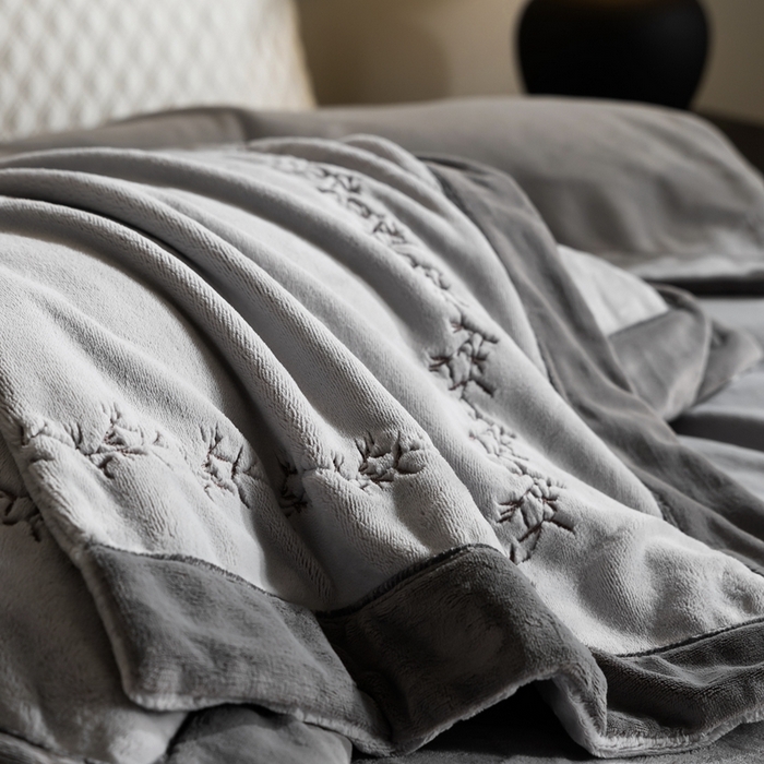 91家纺网 家纺一手货源 找家纺 （总）涞澳家纺 2025秋冬新款亲肤舒适牛奶绒绣花四件套-叶语轻澜