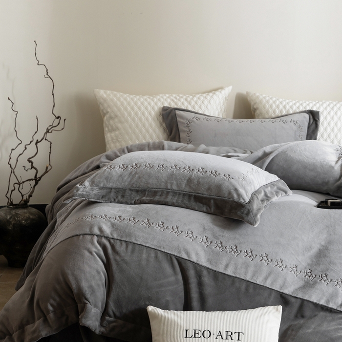 91家纺网 家纺一手货源 找家纺 涞澳家纺 2025秋冬新款亲肤舒适牛奶绒绣花四件套-叶语轻澜 叶语轻澜-灰