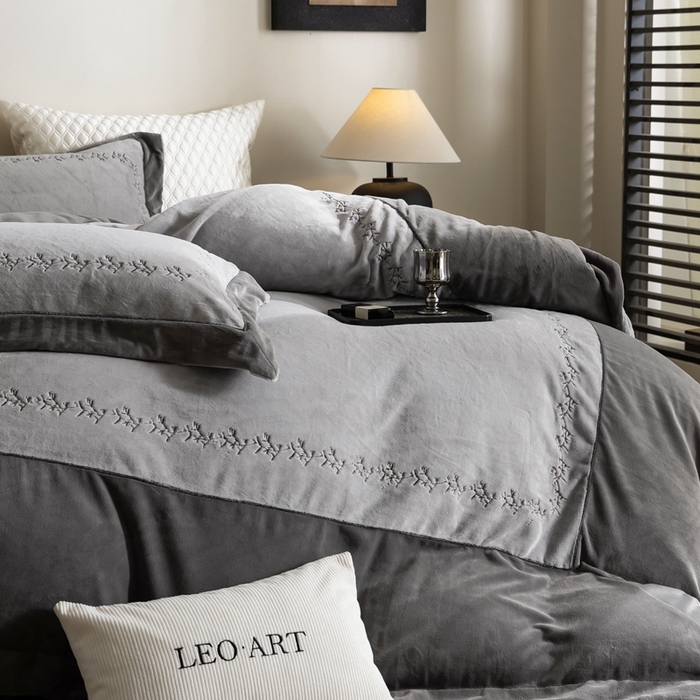 91家纺网 家纺一手货源 找家纺 涞澳家纺 2025秋冬新款亲肤舒适牛奶绒绣花四件套-叶语轻澜 叶语轻澜-灰