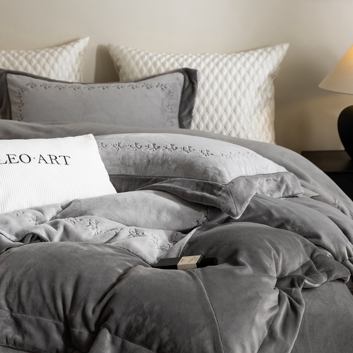 91家纺网 家纺一手货源 找家纺 （总）涞澳家纺 2025秋冬新款亲肤舒适牛奶绒绣花四件套-叶语轻澜