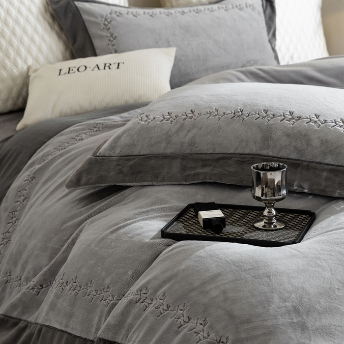 91家纺网 家纺一手货源 找家纺 涞澳家纺 2025秋冬新款亲肤舒适牛奶绒绣花四件套-叶语轻澜 叶语轻澜-灰