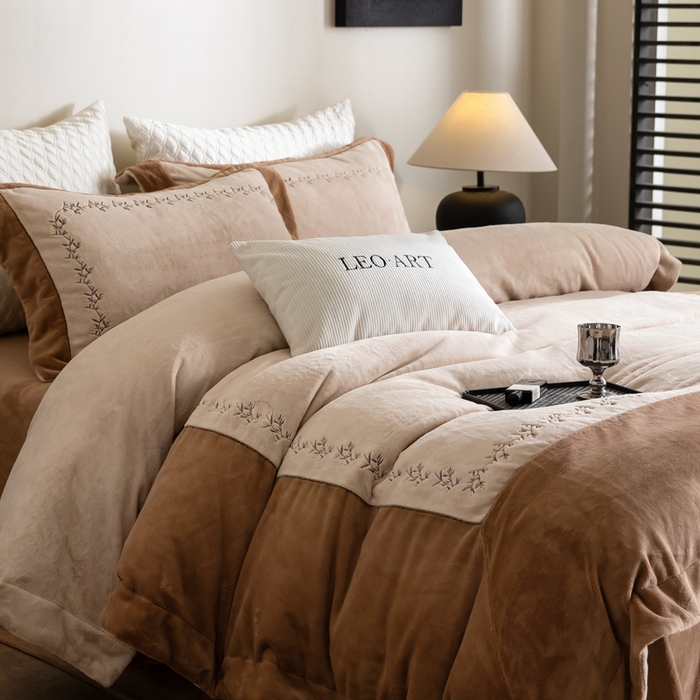 91家纺网 家纺一手货源 找家纺 涞澳家纺 2025秋冬新款亲肤舒适牛奶绒绣花四件套-叶语轻澜 叶语轻澜-咖